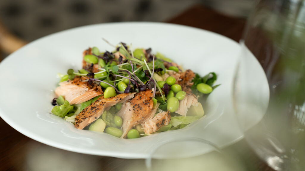 Laks med edamame og friske grøntsager – Restaurant GRO, Varde