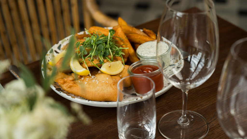 Fish & chips med remoulade og citron – Restaurant GRO, Varde
