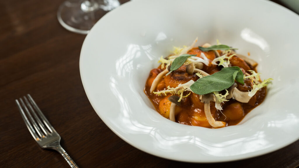 Gnocchi i tomatsauce med salvie og svampe – Restaurant GRO, Varde