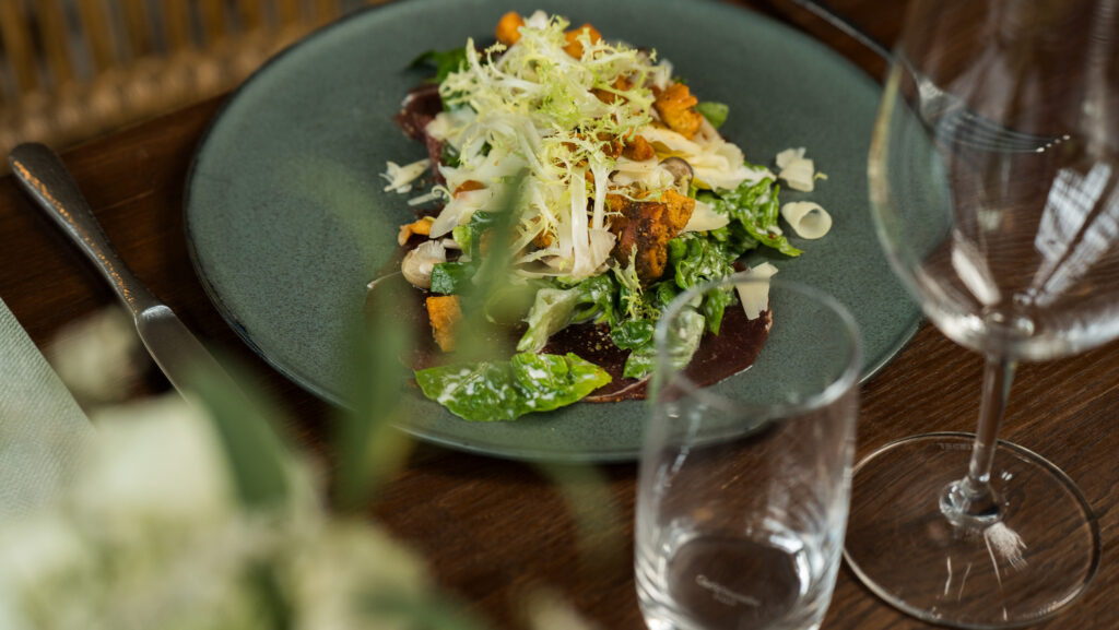 Sæsonsalat med svampe og urter – Restaurant GRO, Varde