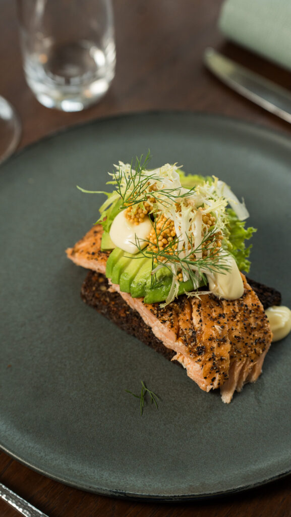 Bagt laks på rugbrød med avocado og urter – Restaurant GRO, Varde