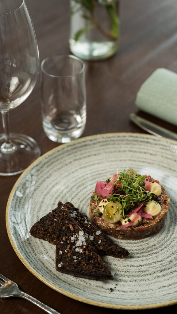Tatar med syltede løg og sprødt rugbrød – Restaurant GRO, Varde