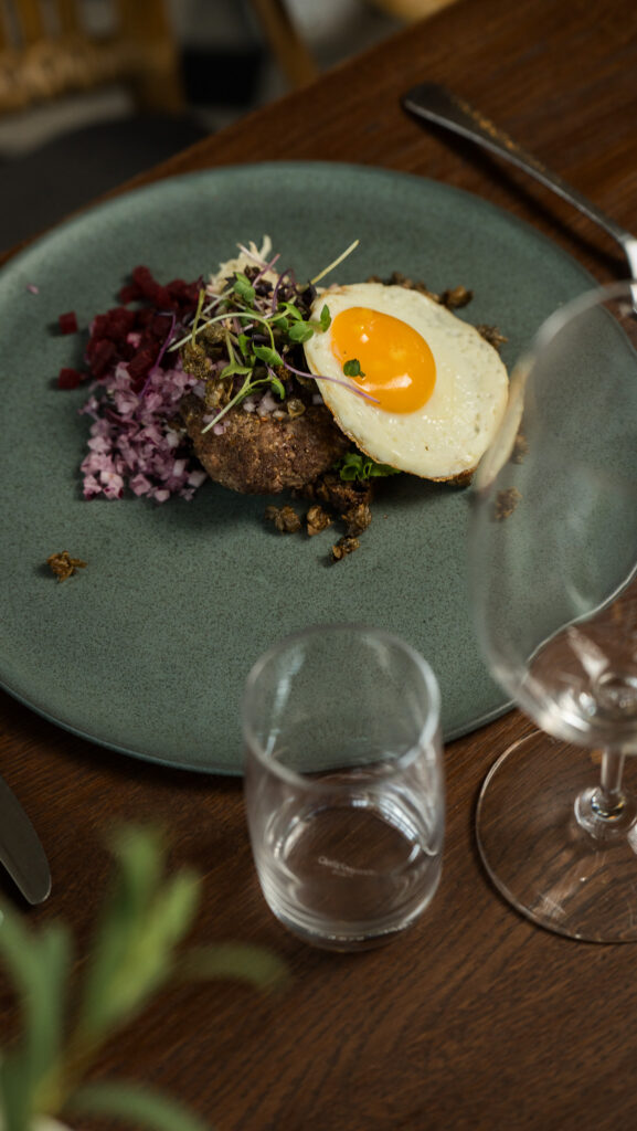 Pariserbøf med spejlæg og rødbede – Restaurant GRO, Varde