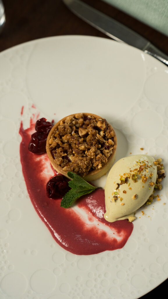 Dessert med tærte, bær og is – Restaurant GRO, Varde