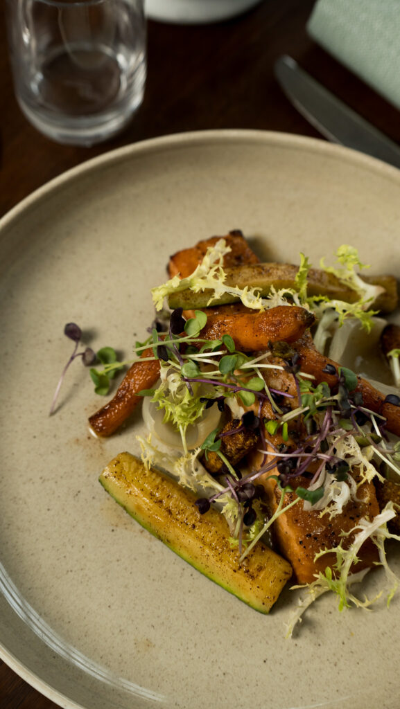 Bagte rodfrugter med urter og salat – Restaurant GRO, Varde
