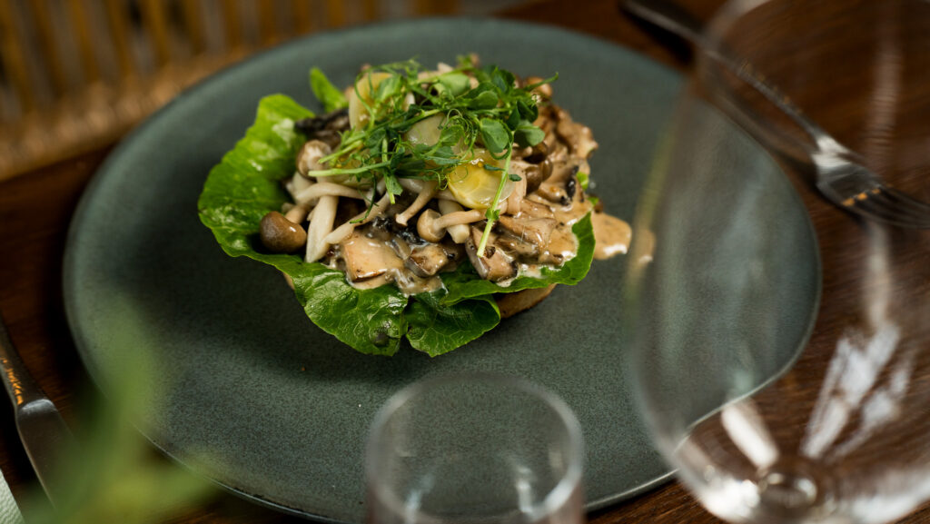 Salat med svampe og cremet dressing – Restaurant GRO, Varde