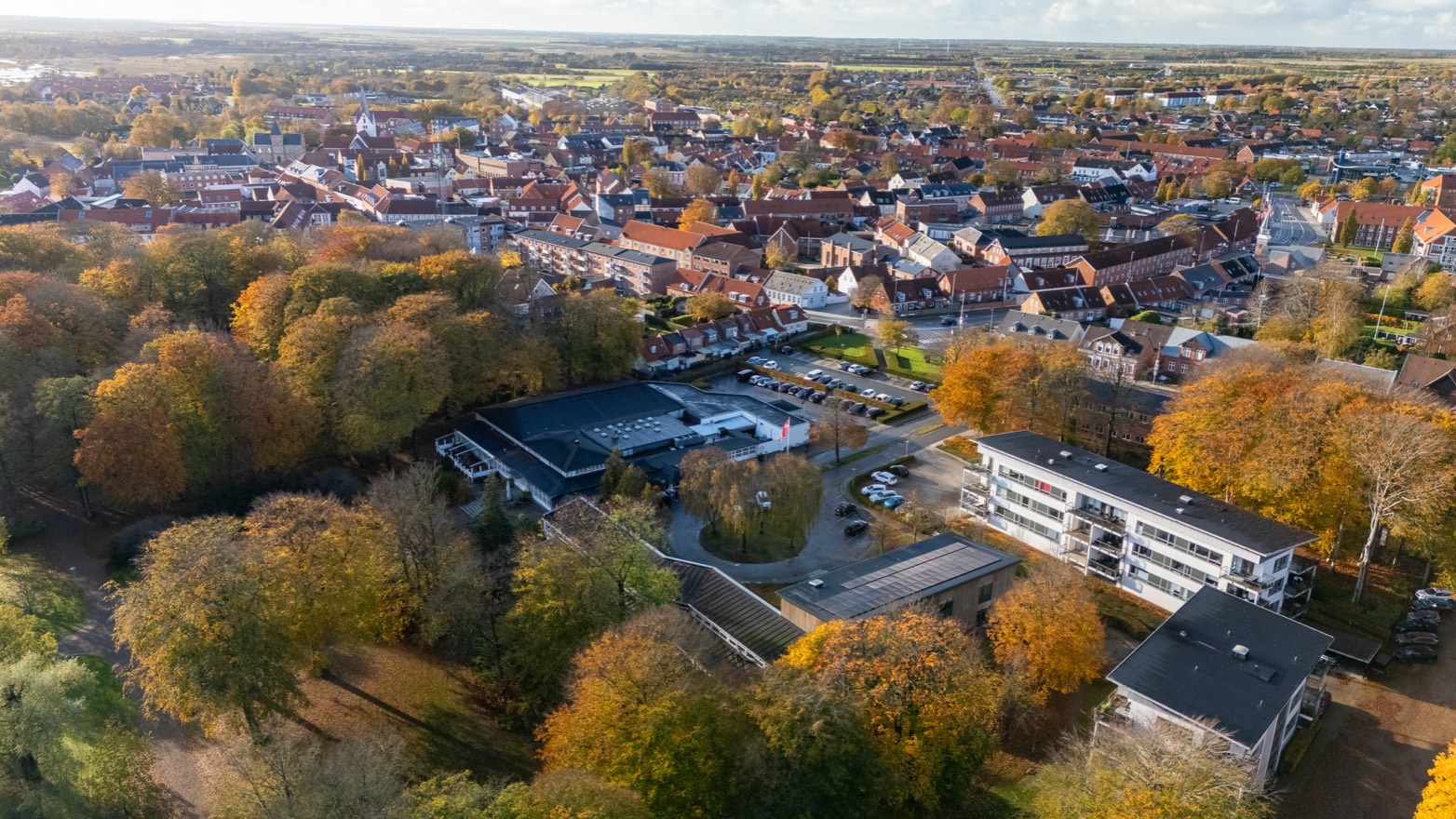 Arnbjerg Pavillonen og Arnbjergparken i efterårsfarver set fra luften