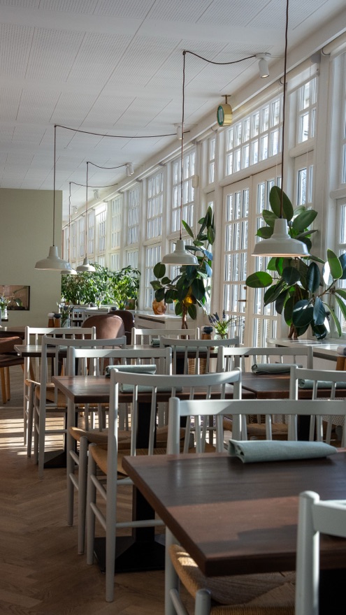 Restaurant GRO med småsprossede vinduer ud mod parken