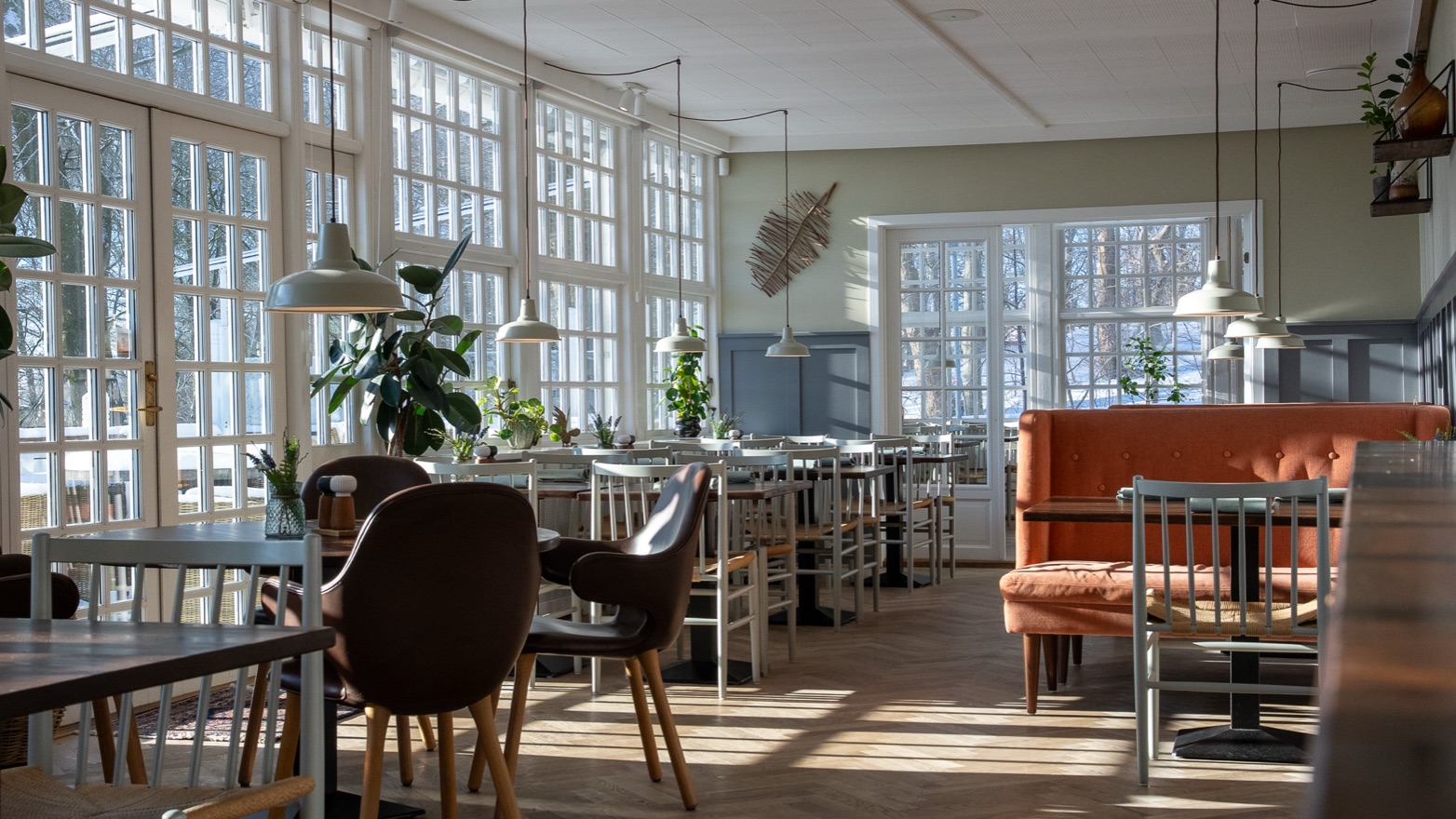 Restaurant GRO i dagslys med dækkede borde